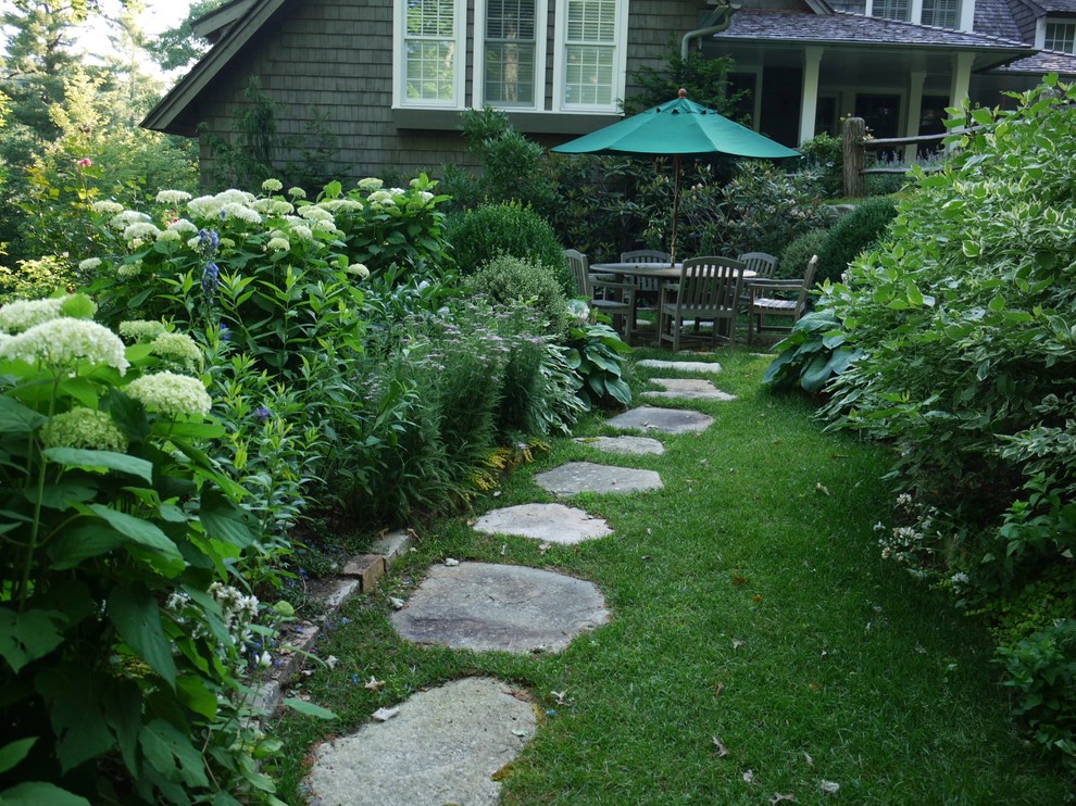 Immagine di un giardino chic nel cortile laterale con un ingresso o sentiero e pavimentazioni in pietra naturale