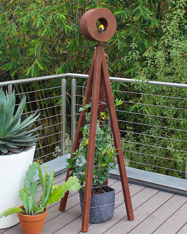 Akoris Garden Tuteur with Bird Cafe Modern Landscape Los Angeles