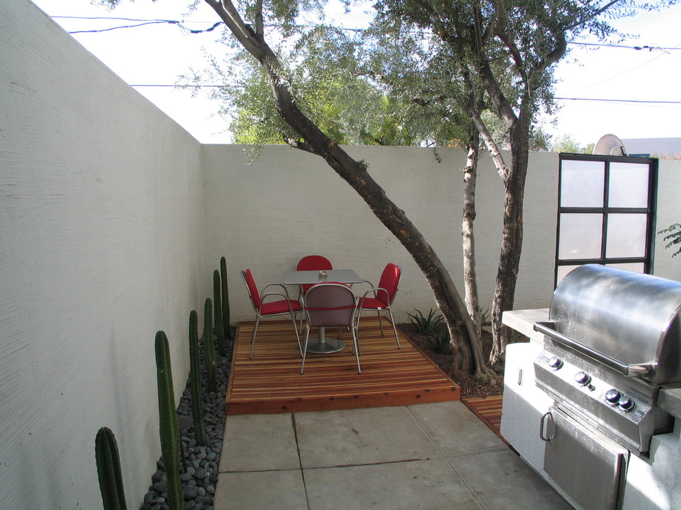 Kleiner, Halbschattiger Moderner Garten hinter dem Haus mit Betonboden in Phoenix
