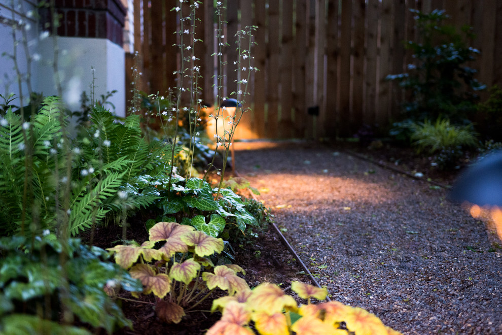 Uriger Garten mit Natursteinplatten in Portland
