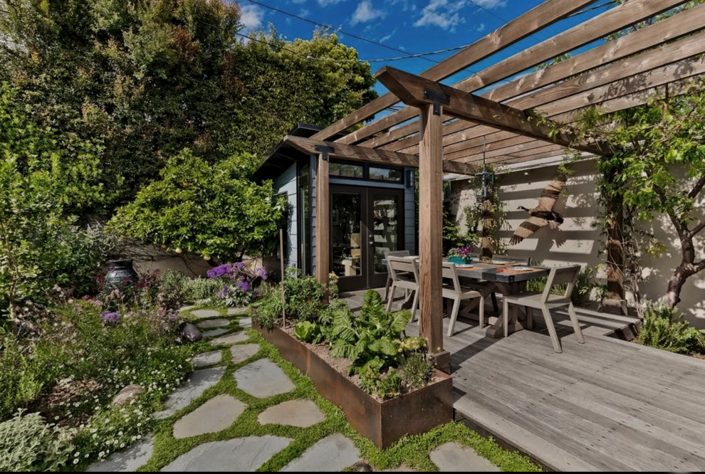 Small classic back xeriscape full sun pergola in Los Angeles with decking.