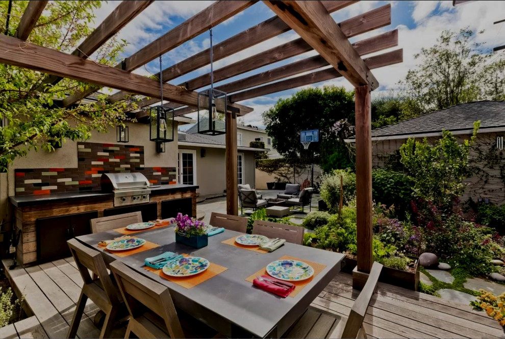 Idee per un giardino xeriscape chic esposto in pieno sole di medie dimensioni e dietro casa con un focolare e pavimentazioni in pietra naturale