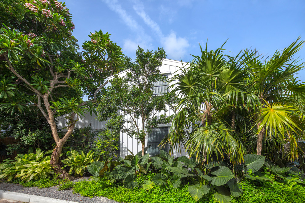 Foto di un giardino formale stile marino esposto in pieno sole di medie dimensioni e davanti casa con pavimentazioni in pietra naturale