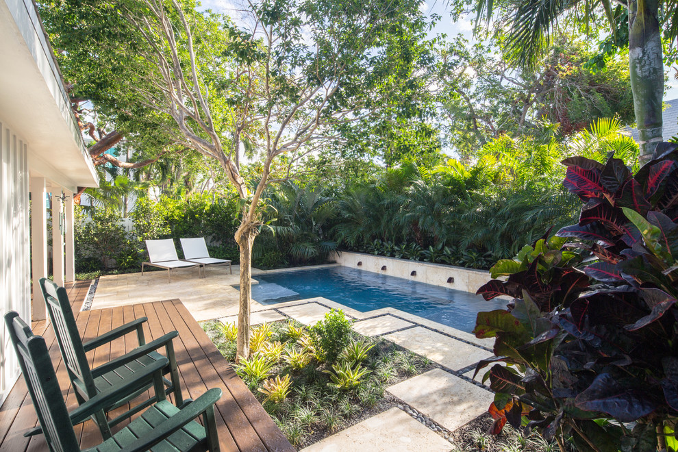 Immagine di un giardino formale stile marinaro esposto in pieno sole di medie dimensioni e dietro casa con pavimentazioni in pietra naturale