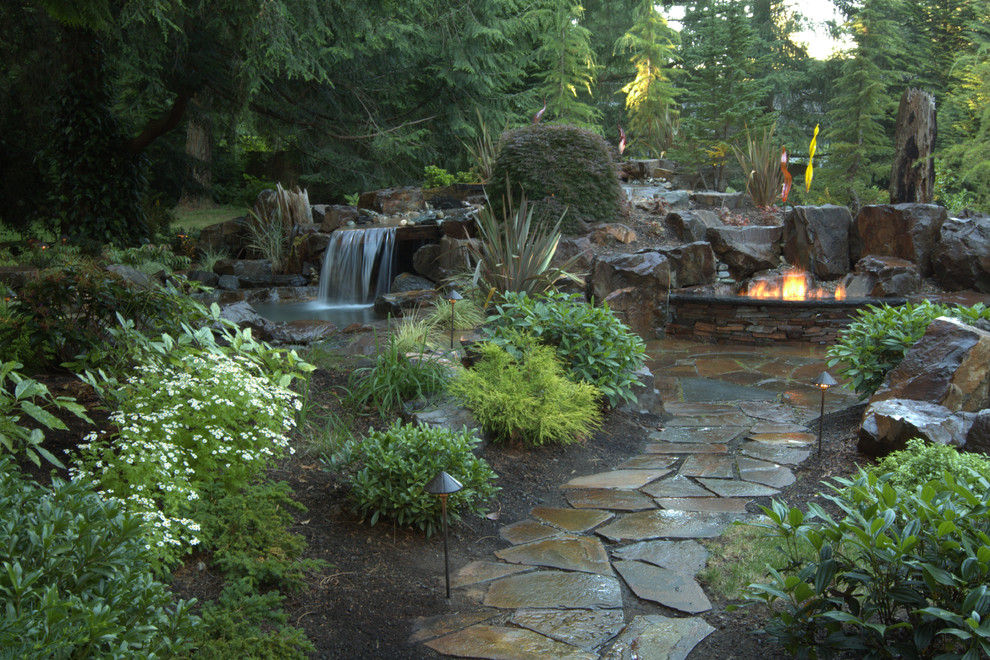 シアトルにあるトラディショナルスタイルのおしゃれな庭の写真