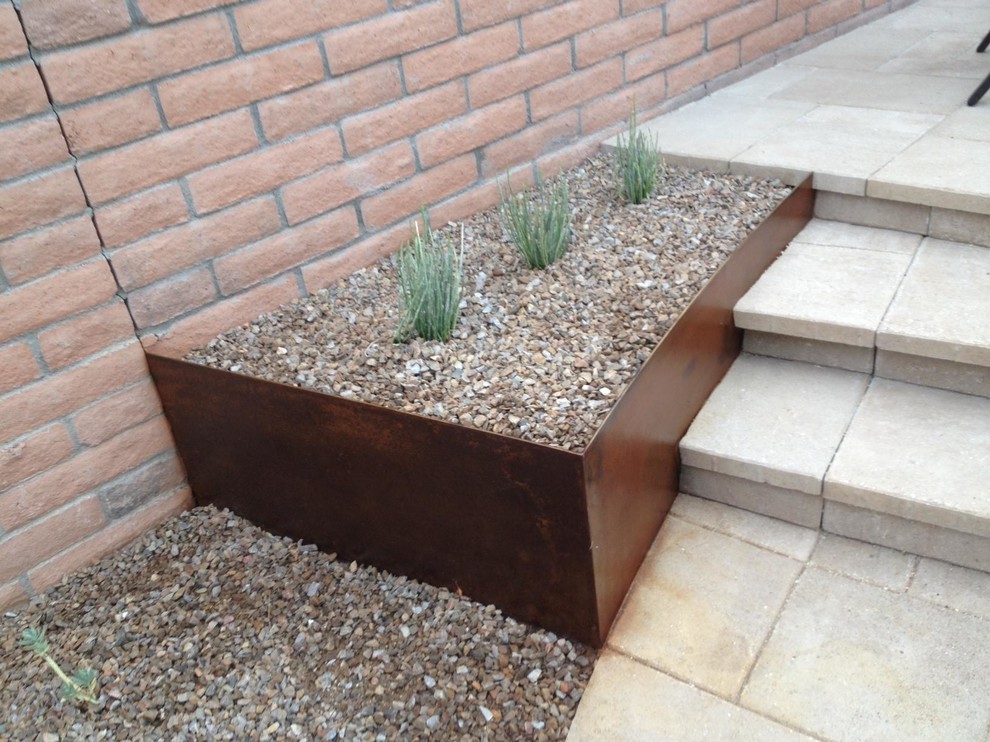 Aménagement d'un petit jardin arrière contemporain avec une exposition ensoleillée et des pavés en béton.