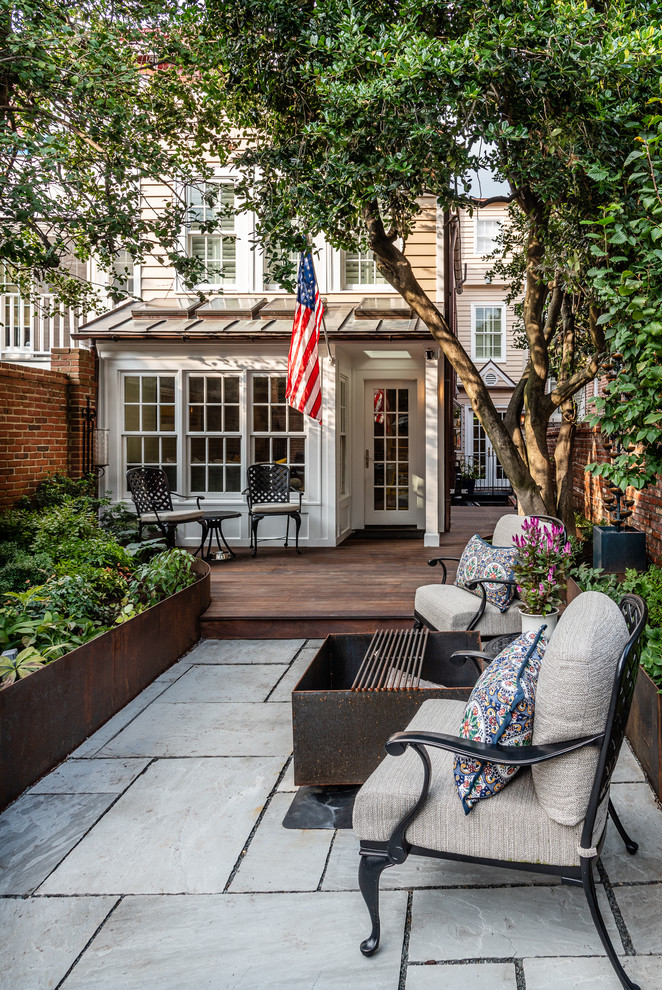 Photo of a small transitional courtyard landscaping in DC Metro.