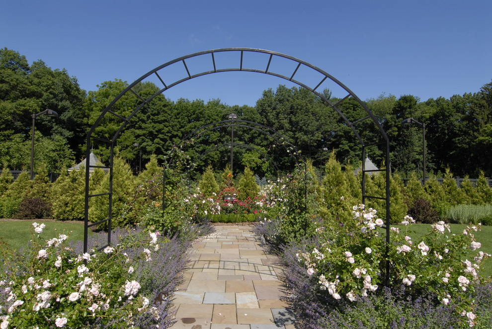 На фото: летний регулярный сад в классическом стиле с покрытием из каменной брусчатки