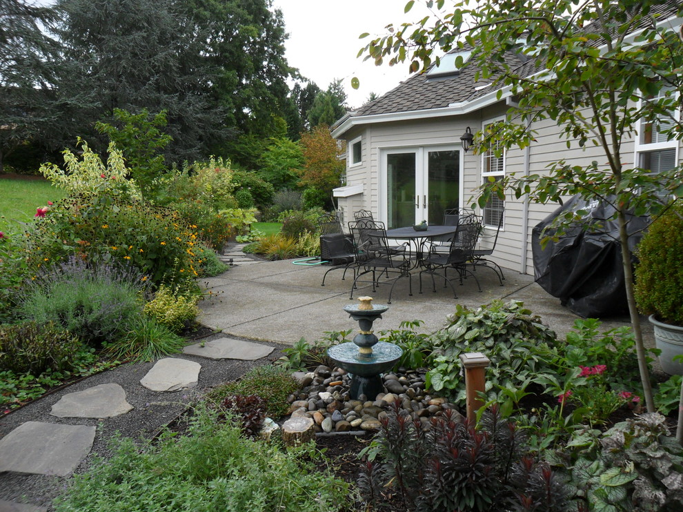 Immagine di un giardino contemporaneo esposto in pieno sole dietro casa con fontane e pavimentazioni in pietra naturale