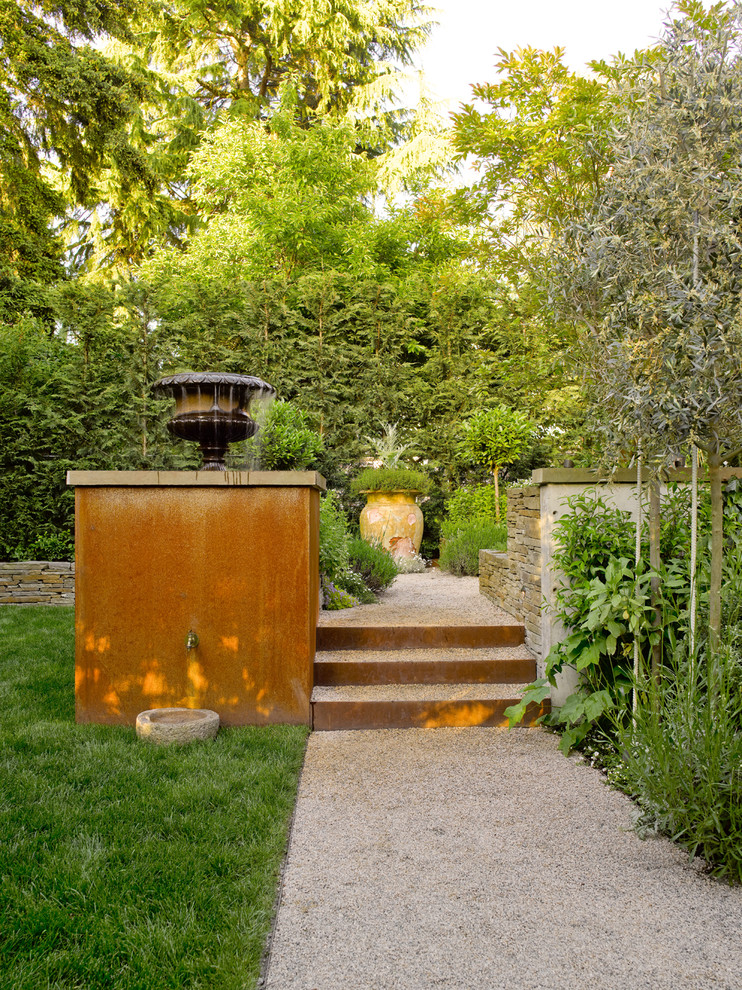Exempel på en modern trädgård, med en fontän