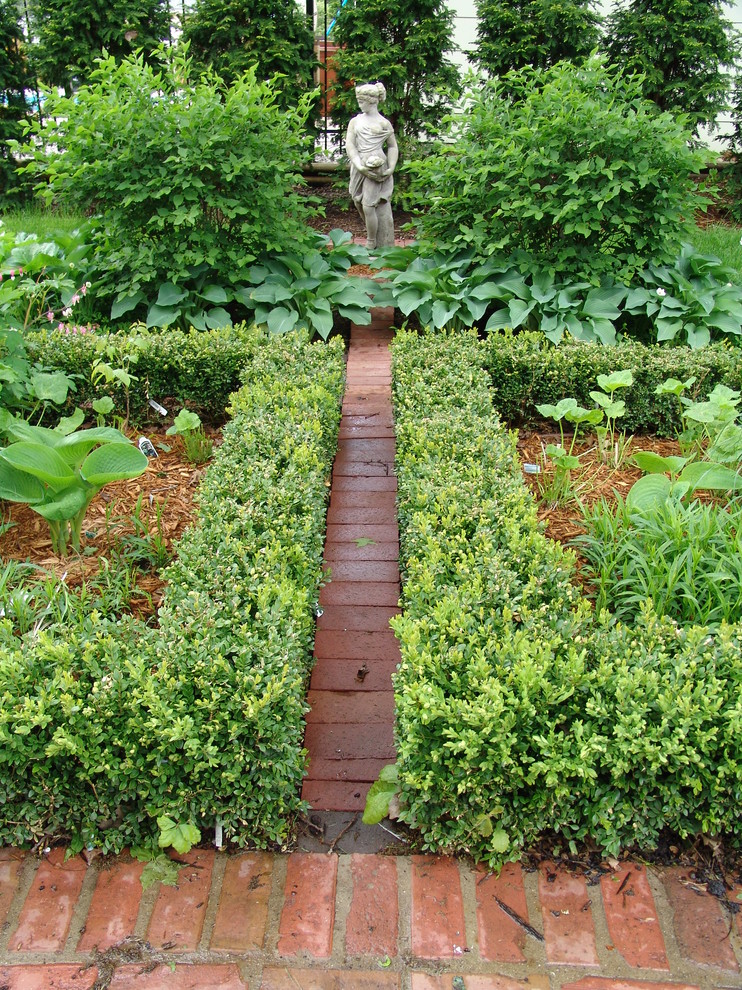Пример оригинального дизайна: участок и сад на заднем дворе в классическом стиле с мощением клинкерной брусчаткой