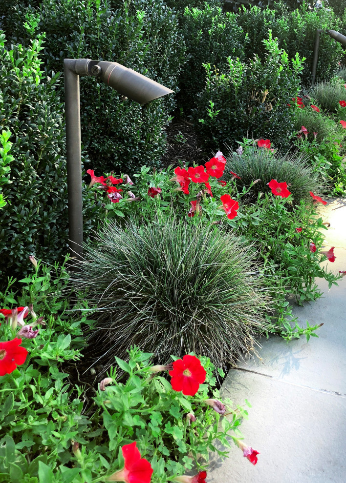 Idée de décoration pour un petit jardin avant design avec des solutions pour vis-à-vis, une exposition ensoleillée et des pavés en pierre naturelle.