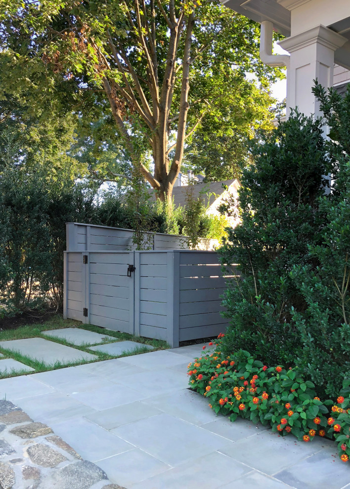 Esempio di un piccolo privacy in giardino contemporaneo esposto a mezz'ombra dietro casa con pavimentazioni in pietra naturale