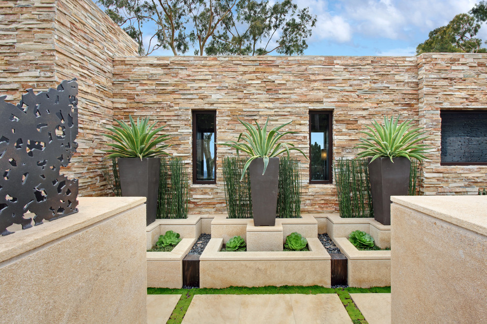 Design ideas for a southwestern courtyard landscaping in Orange County.