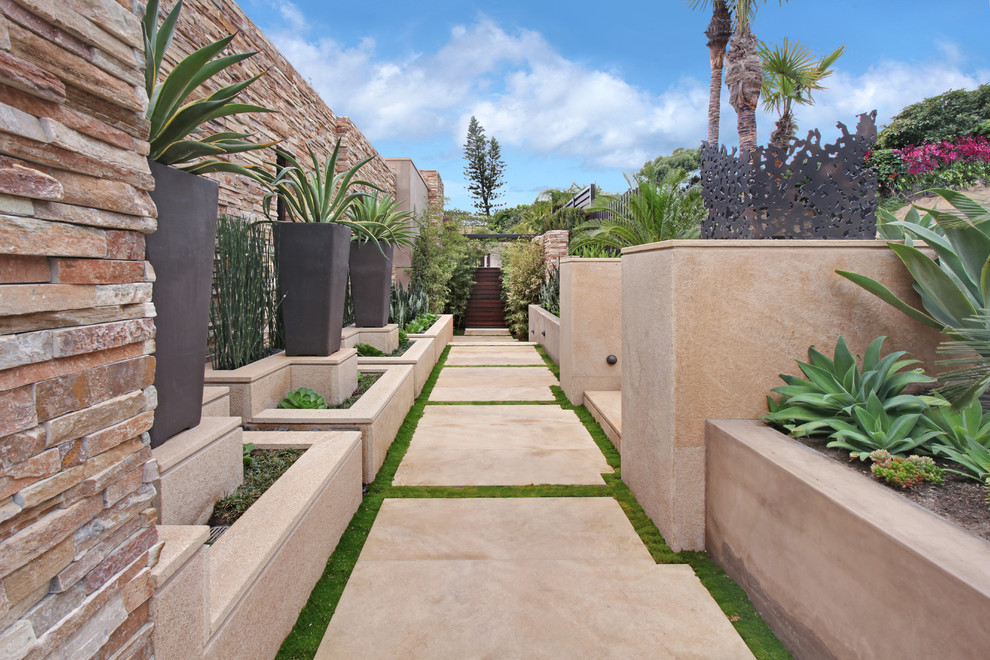 Foto di un giardino stile americano con un giardino in vaso e pavimentazioni in pietra naturale