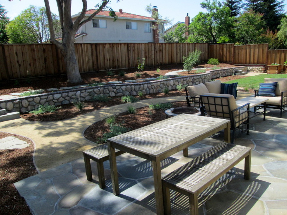 На фото: летний участок и сад на заднем дворе в классическом стиле с полуденной тенью и покрытием из каменной брусчатки
