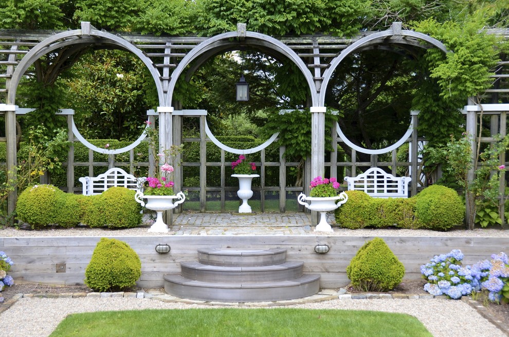 Exempel på en klassisk trädgård, med utekrukor