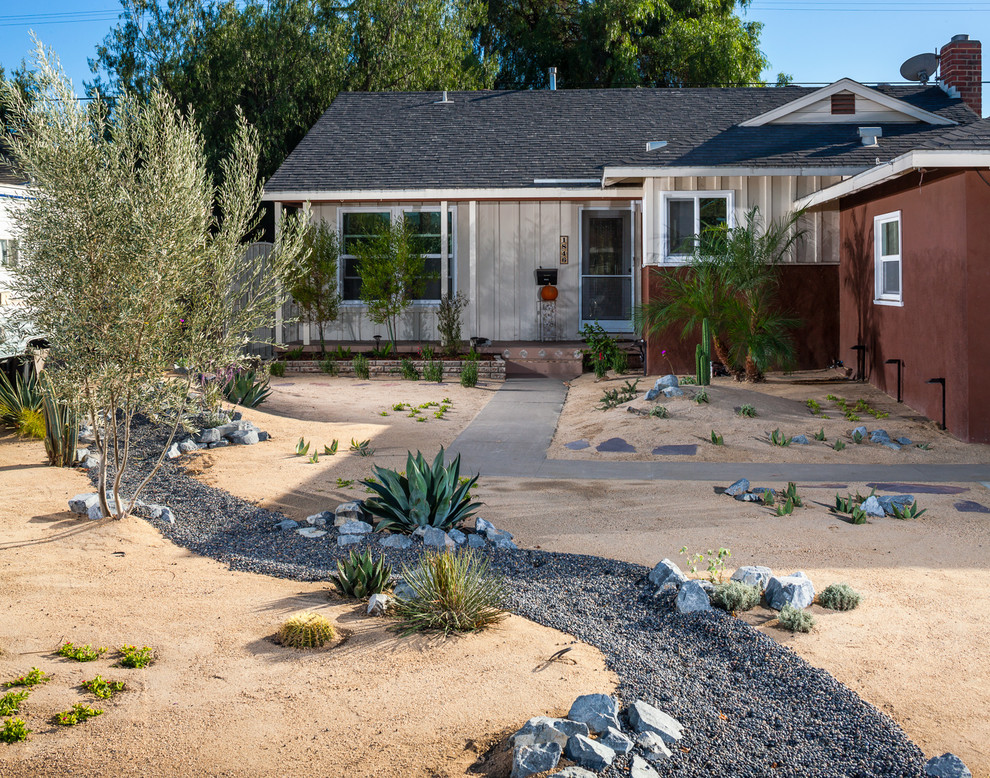Inspiration for a mid-sized southwestern full sun and desert front yard gravel formal garden in Orange County.