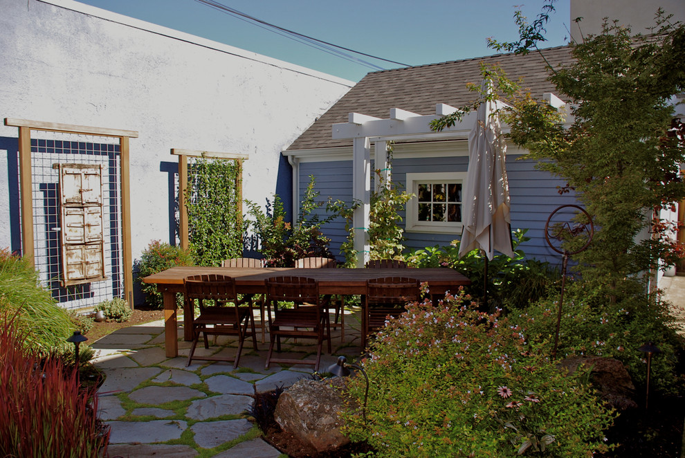 Immagine di un piccolo giardino stile americano dietro casa