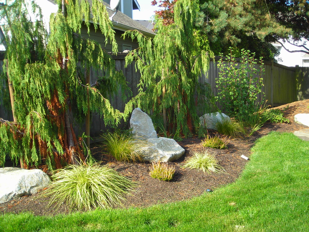 シアトルにあるトラディショナルスタイルのおしゃれな裏庭の写真