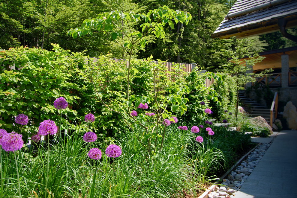 Ispirazione per un grande giardino stile rurale esposto a mezz'ombra davanti casa con un ingresso o sentiero