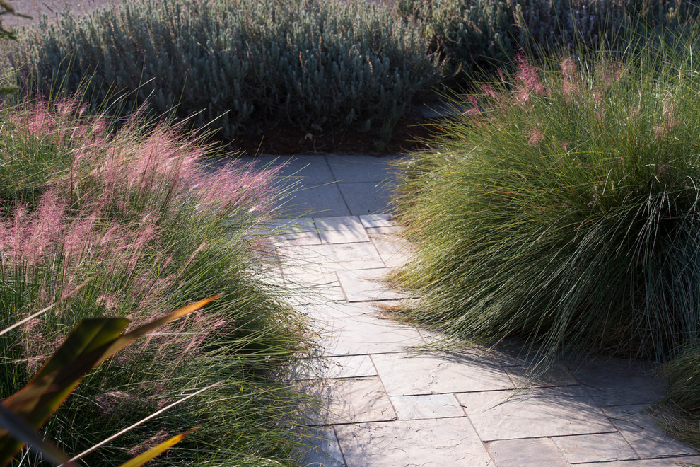 This is an example of a craftsman landscaping in Los Angeles.