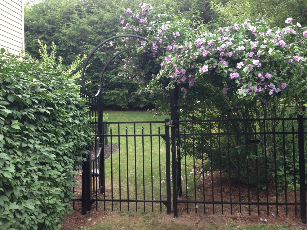 На фото: участок и сад среднего размера на боковом дворе в стиле лофт с садовой дорожкой или калиткой с