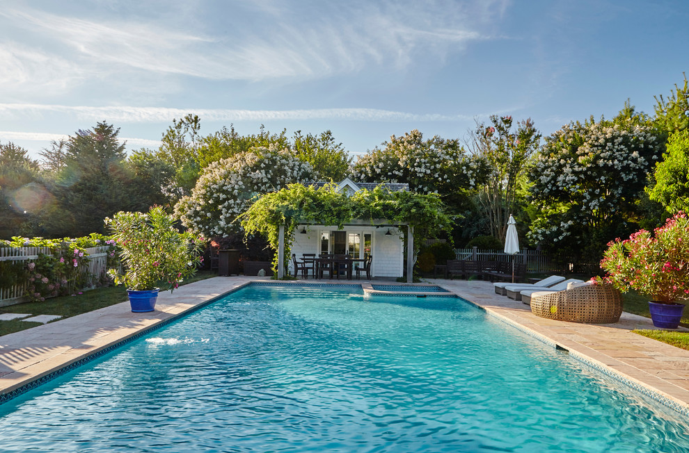Foto di una grande piscina classica dietro casa con pavimentazioni in pietra naturale