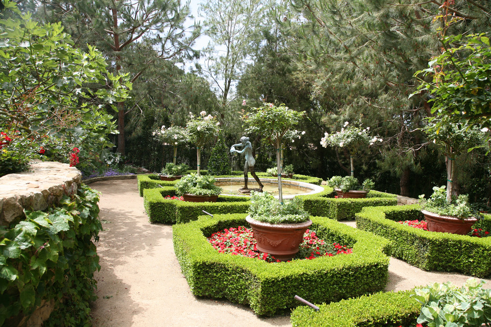 Стильный дизайн: летний регулярный сад среднего размера на заднем дворе в средиземноморском стиле с покрытием из гравия - последний тренд