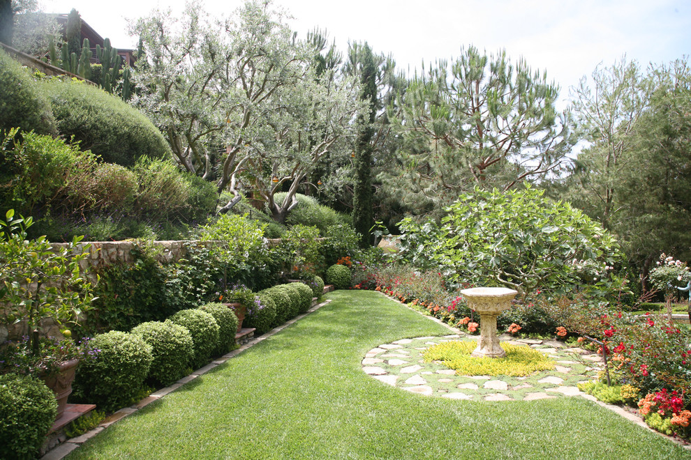 Diseño de jardín mediterráneo en patio trasero con jardín francés