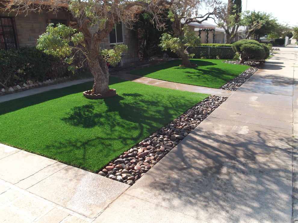 Идея дизайна: участок и сад среднего размера на переднем дворе в классическом стиле с полуденной тенью и мощением тротуарной плиткой