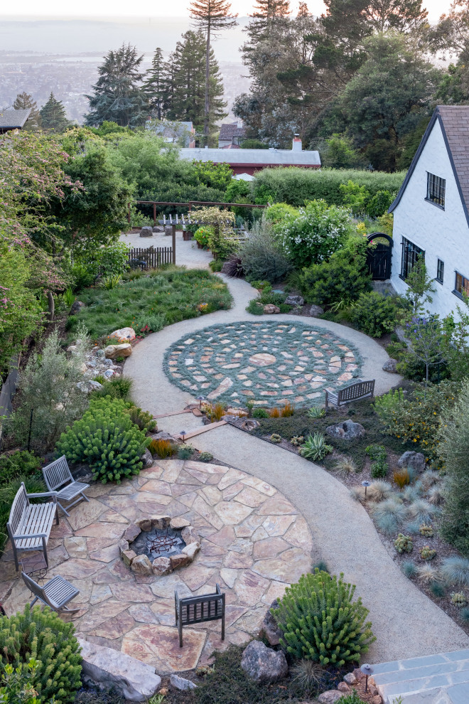 Esempio di un grande giardino xeriscape minimal esposto in pieno sole dietro casa in primavera con un focolare e pavimentazioni in pietra naturale