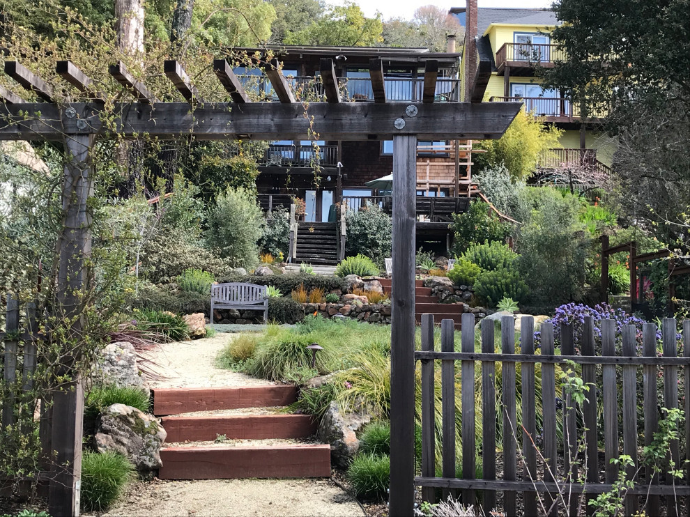 Свежая идея для дизайна: большой солнечный, весенний засухоустойчивый сад на заднем дворе в современном стиле с местом для костра, хорошей освещенностью и покрытием из каменной брусчатки - отличное фото интерьера