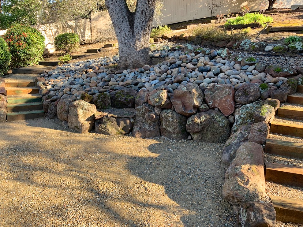 На фото: участок и сад среднего размера на заднем дворе в стиле рустика с полуденной тенью и покрытием из гравия