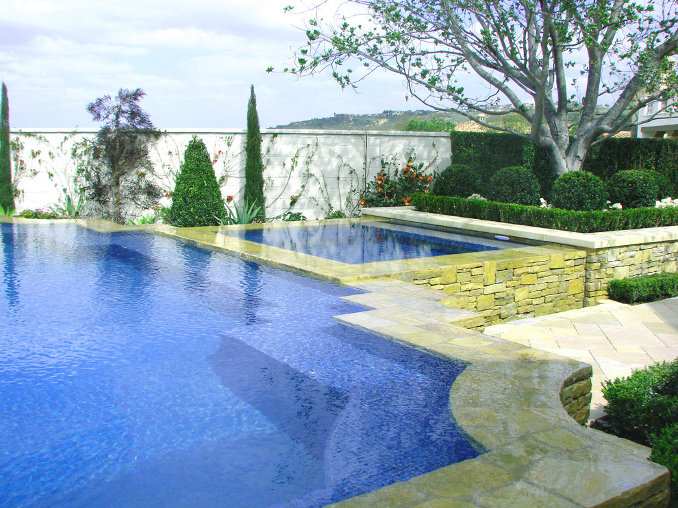 Example of a tuscan backyard pool design in Los Angeles