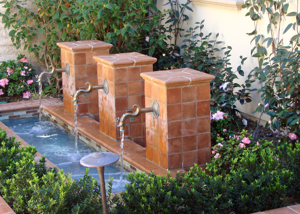 Exemple d'un jardin méditerranéen avec un point d'eau.