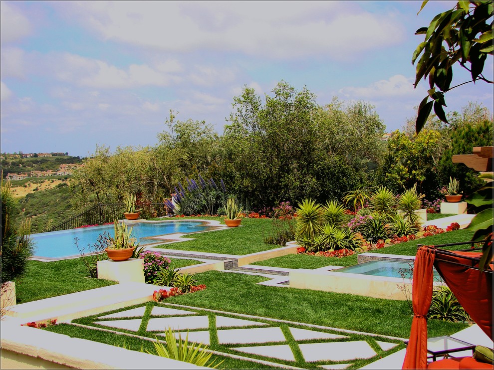 Стильный дизайн: солнечный участок и сад на заднем дворе в средиземноморском стиле с хорошей освещенностью - последний тренд
