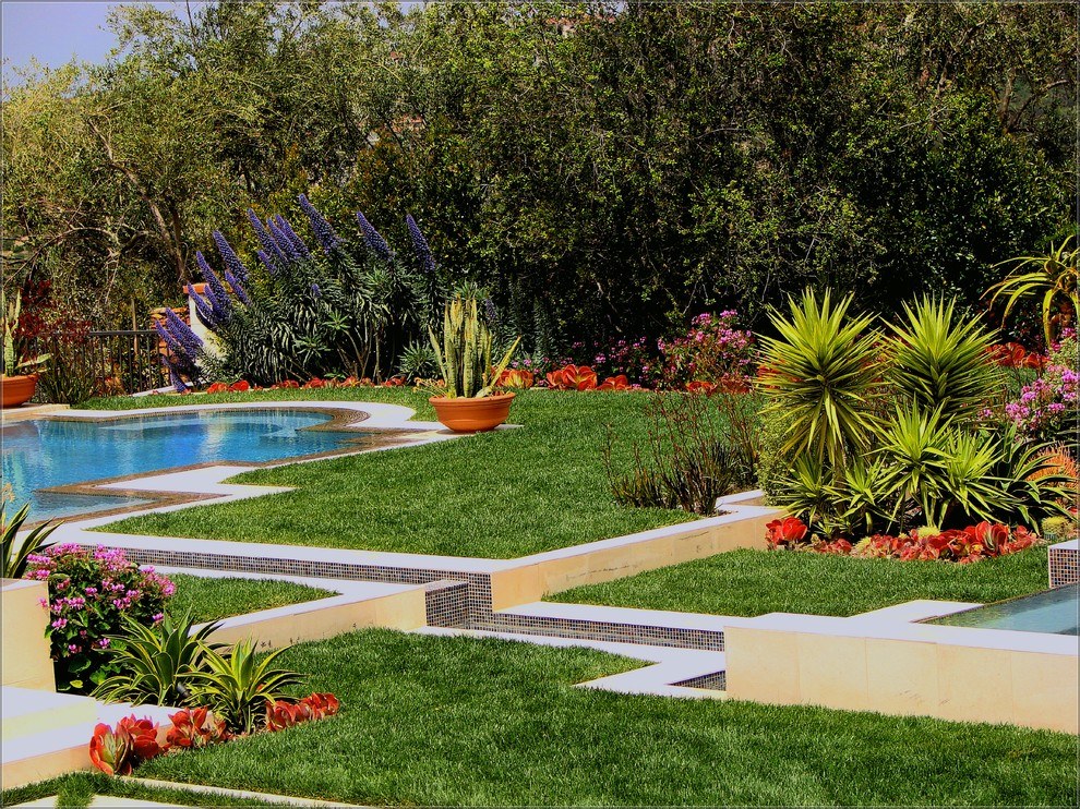 This is an example of an eclectic full sun backyard landscaping in Los Angeles.
