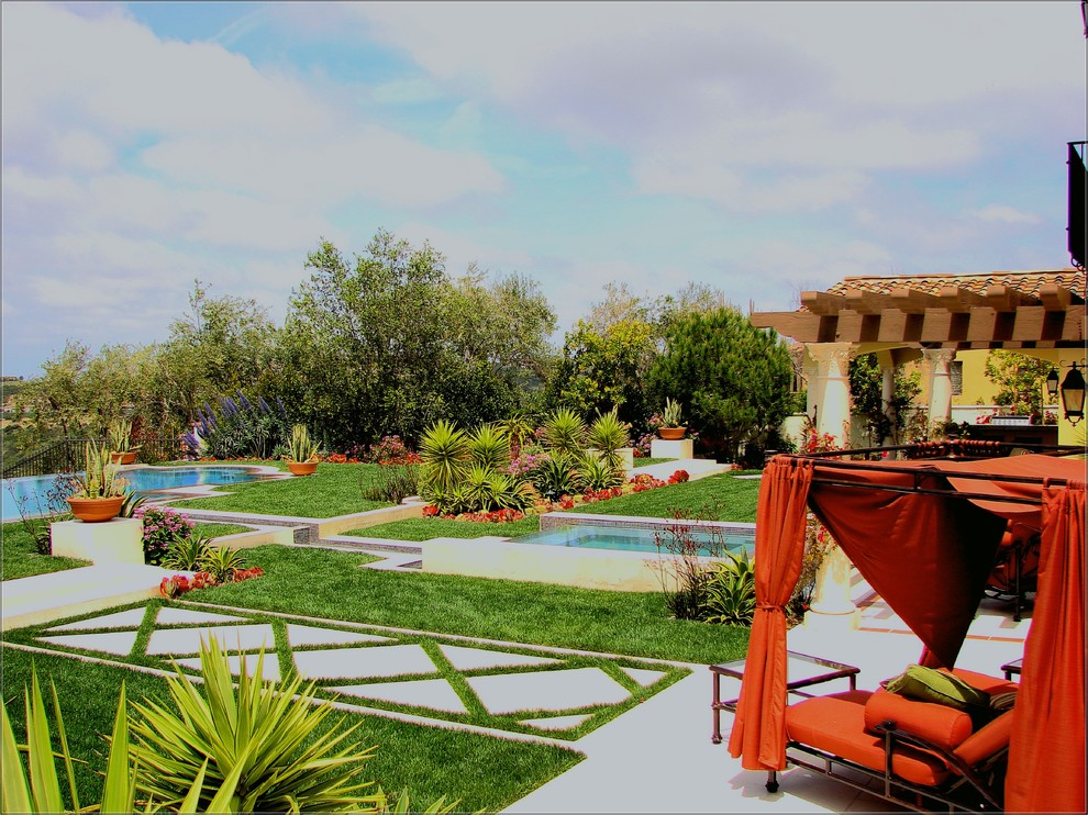 Пример оригинального дизайна: большой солнечный участок и сад на заднем дворе в средиземноморском стиле с хорошей освещенностью