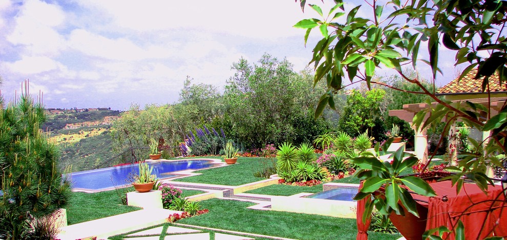 Cette image montre un jardin arrière méditerranéen avec une exposition ensoleillée.