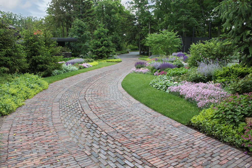 Свежая идея для дизайна: участок и сад в классическом стиле с подъездной дорогой и мощением клинкерной брусчаткой - отличное фото интерьера