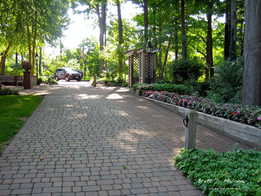 Ispirazione per un grande giardino formale classico esposto a mezz'ombra in cortile in estate con un ingresso o sentiero e pavimentazioni in cemento