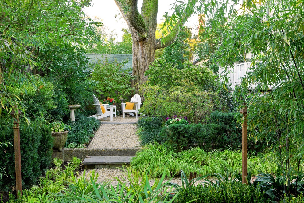Geometrischer Klassischer Kiesgarten hinter dem Haus in Washington, D.C.