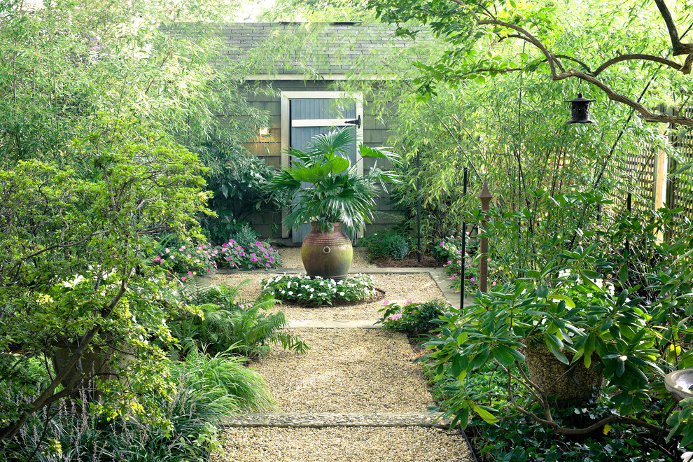 На фото: регулярный сад на внутреннем дворе в классическом стиле с покрытием из гравия