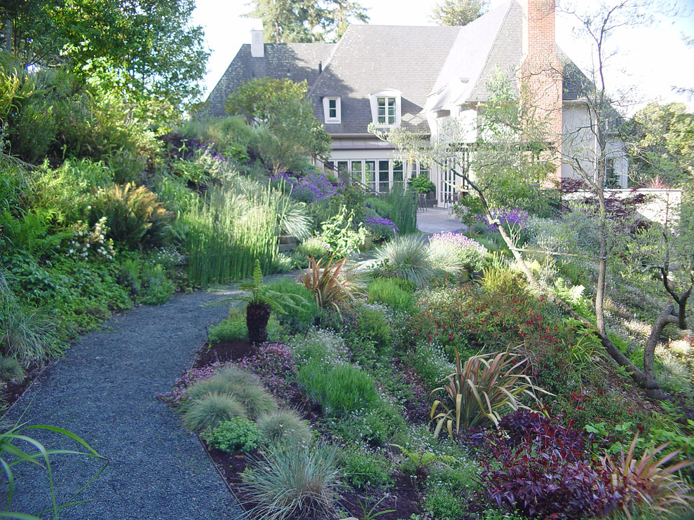 Пример оригинального дизайна: большой весенний регулярный сад на заднем дворе в современном стиле с полуденной тенью и покрытием из гравия