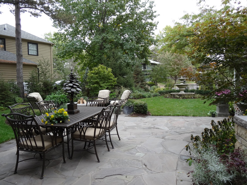 Idee per un giardino formale classico esposto a mezz'ombra di medie dimensioni e dietro casa in autunno con pavimentazioni in pietra naturale