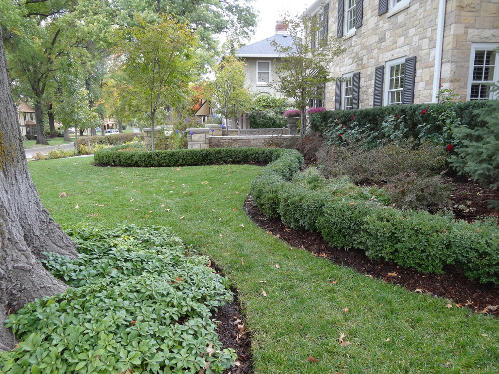 Mittelgroßer, Geometrischer, Halbschattiger Klassischer Garten im Innenhof im Herbst mit Natursteinplatten in Omaha