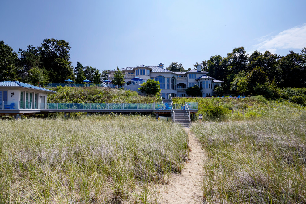 Immagine di un ampio giardino xeriscape costiero esposto in pieno sole dietro casa in estate