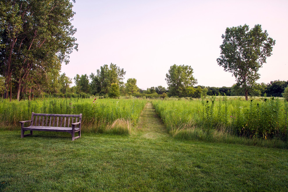 Immagine di un grande giardino tradizionale esposto in pieno sole dietro casa in estate con un ingresso o sentiero