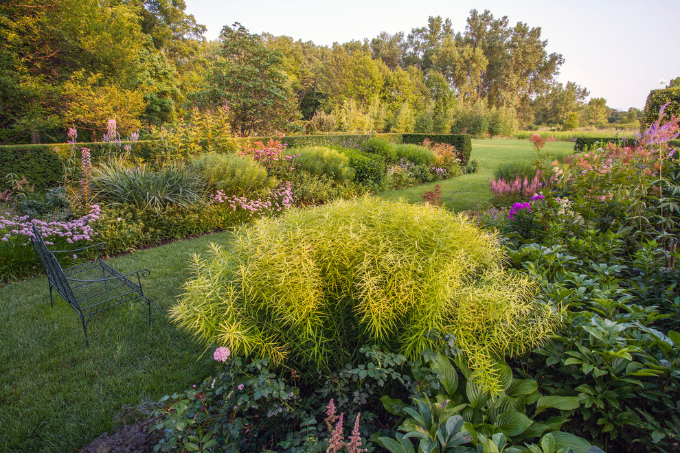 Inspiration for a large traditional full sun backyard landscaping in Chicago for summer.